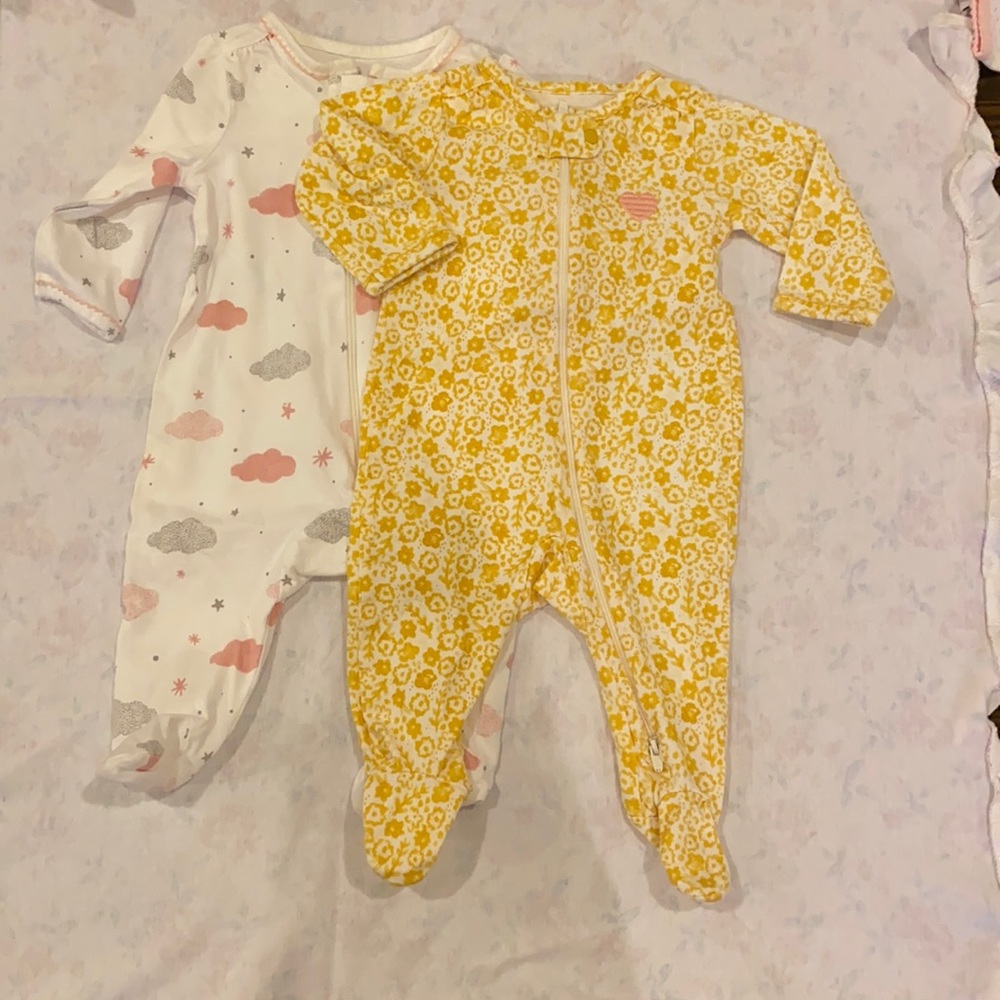3 month zip up (2 sets of one piece footsie body suit) carter’s
